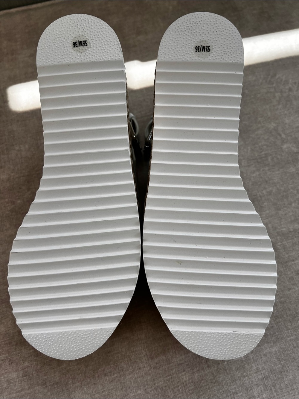 Vince Camuto White Croc-Texture Platform Sandals - Women, Size 5.5, New - Picture 5 of 7